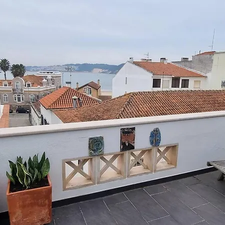 Boutique Rooftop With Ocean Views Apartment